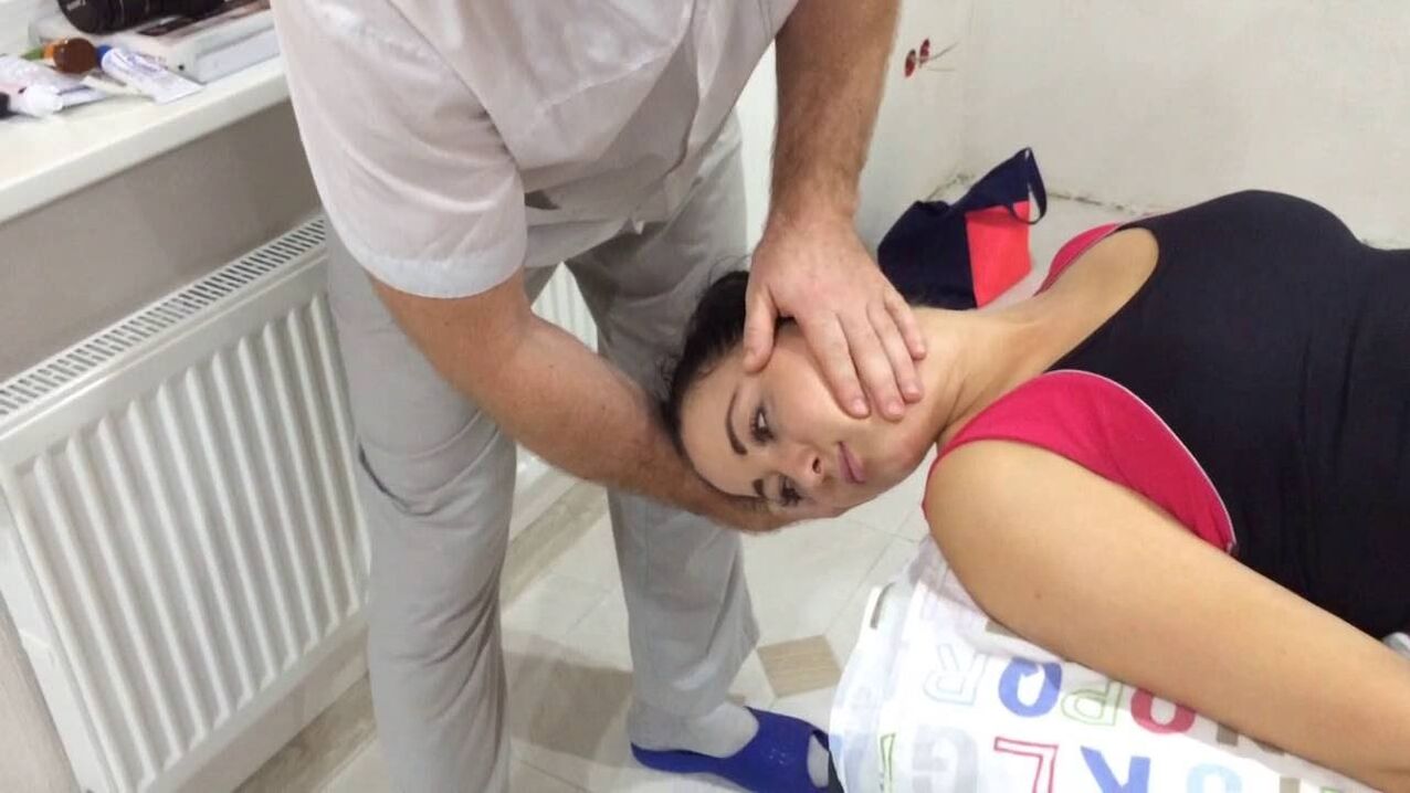 Se recomiendan sesiones de terapia manual para un paciente con osteocondrosis cervical.